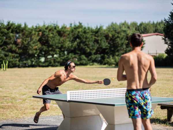 Partie de ping-pong au soleil des landes au camping la côte