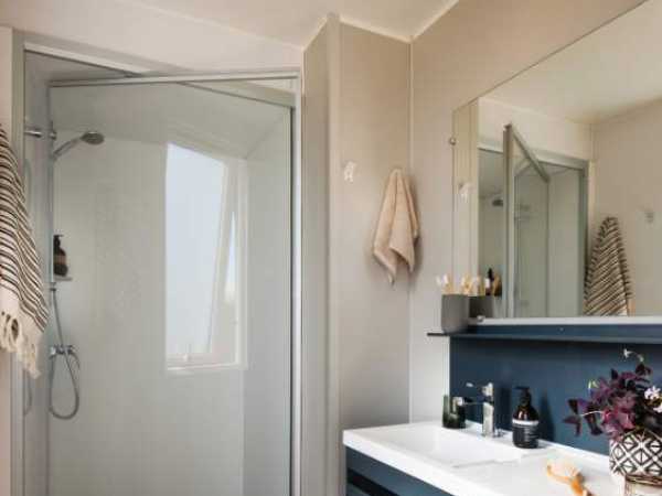 salle de bain équipée douche et lavabo mobil home famille