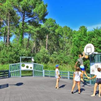 partie de basket terrain sport et activités de plein air