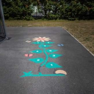 Marelle en forme de tournesol sur le bitume au camping la côte