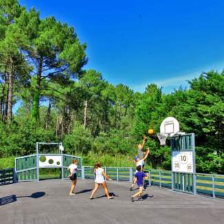 partie de basket sur le terrain multisport du camping la côte