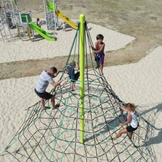 Pyramide aire de jeu et toboggans