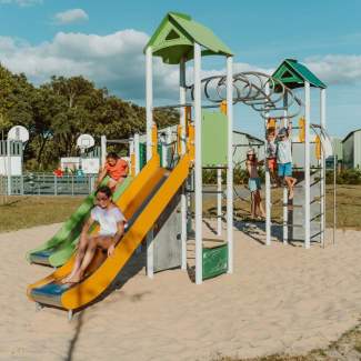L'aire de jeux du camping dans les Landes